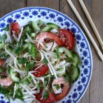 salade thaï aux crevettes, concombre et tomate
