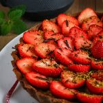 tarte aux fraises, crème pâtissière à la pistache et pâte sablée au cacao