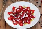 Carpaccio de fraises, féta et poivre de Tasmanie