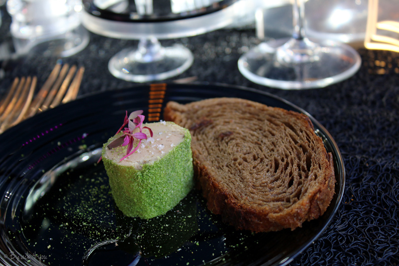 Foie gras de canard (Rougié), chapelure persillée et pain feuilleté (la Parisienne)