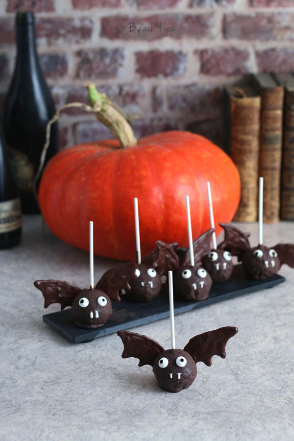 Bat pop cakes