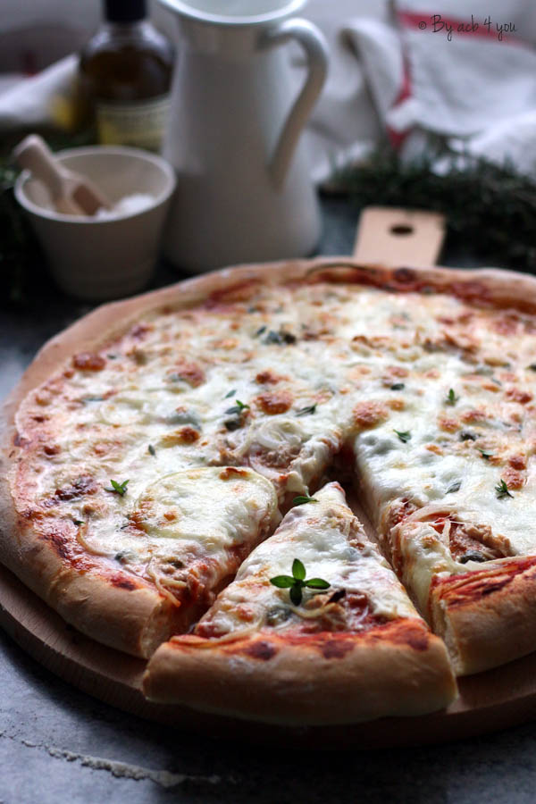 Pizza au thon, câpres et mozzarella