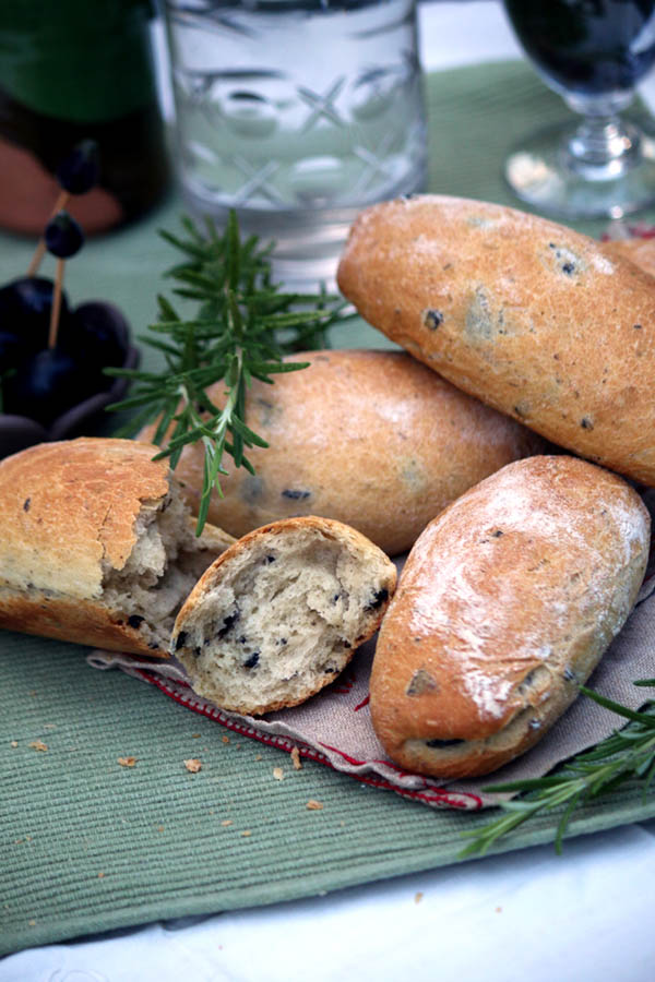Petits pains aux olives et au romarin