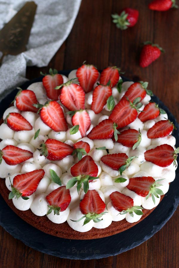 Gâteau aux fraises sur chantilly au chocolat blanc et basilic