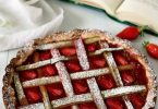 tarte fraise rhubarbe, pâte sucrée aux amandes