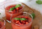 Soupe froide à la tomate, fraise et basilic