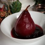 Poires pochées au vin rouge épicé pour Noël