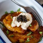 patates tapées, crème et caviar