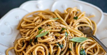 Spaghetti à l’ail noir et basilic thaï