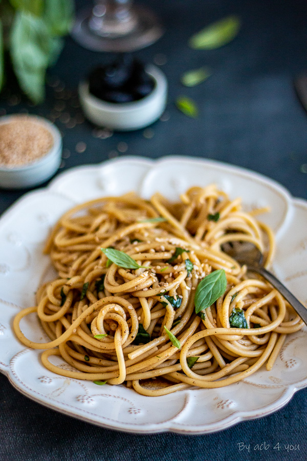 Spaghetti à l’ail noir, sésame et au basilic thaï