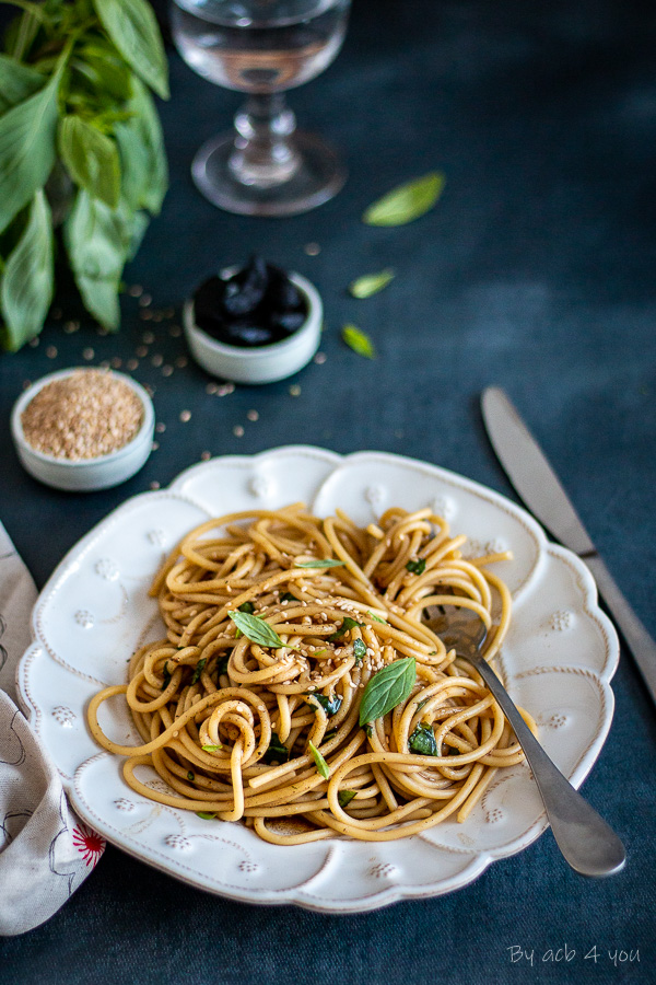 spaghetti à l’ail noir, sésame et basilic thaï 