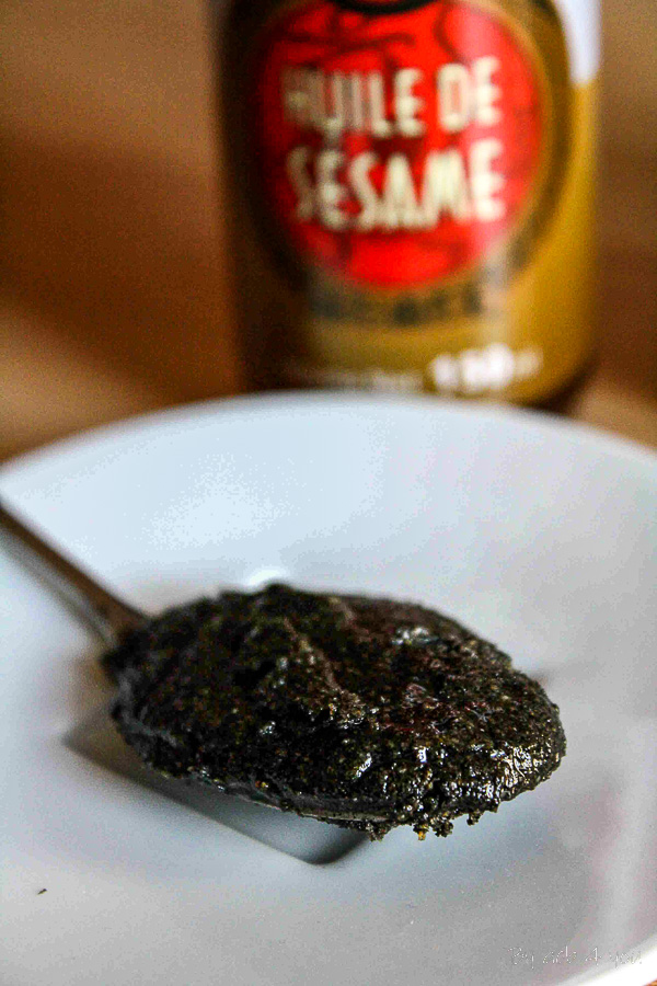 Saint-Jacques à la crème de sésame noir et linguine à l’encre de seiche