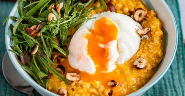 Porridge au potimarron, œuf poché et noisette